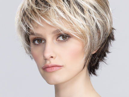 Peluca Sky de Ellen Wille, color Bisquit Blonde Rooted, fotografía en persona, vista 1
