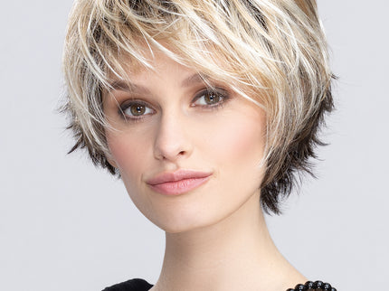 Peluca Sky de Ellen Wille, color Bisquit Blonde Rooted, fotografía en persona, vista 2