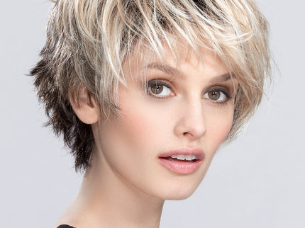 Peluca Sky de Ellen Wille, color Bisquit Blonde Rooted, fotografía en persona, vista 3