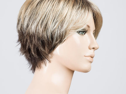 Peluca Sky de Ellen Wille, color Bisquit Blonde Rooted, vista lateral en maniquí
