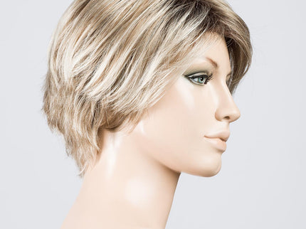 Peluca Sky de Ellen Wille, color Champagne Rooted, vista lateral en maniquí