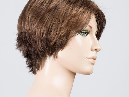Peluca Sky de Ellen Wille, color Chocolate Mix, vista lateral en maniquí