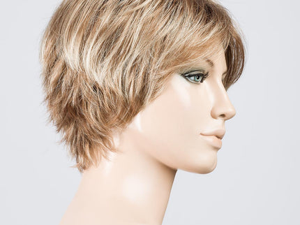 Peluca Sky de Ellen Wille, color Darksand Rooted, vista lateral en maniquí