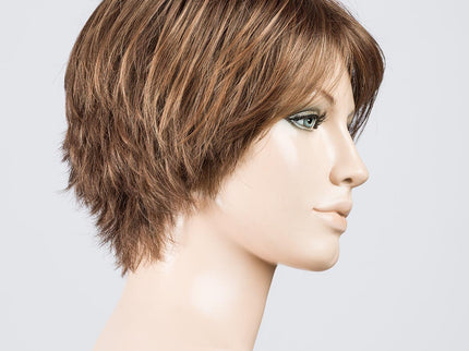 Peluca Sky de Ellen Wille, color Hotmocca Rooted, vista lateral en maniquí