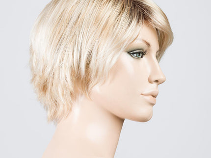 Peluca Sky de Ellen Wille, color Lighthoney Rooted, vista lateral en maniquí