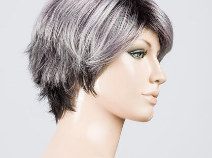 Peluca Sky de Ellen Wille, color Metallic Purple Rooted, vista lateral en maniquí