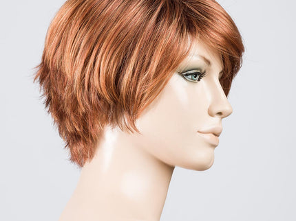 Peluca Sky de Ellen Wille, color Safranred Rooted, vista lateral en maniquí