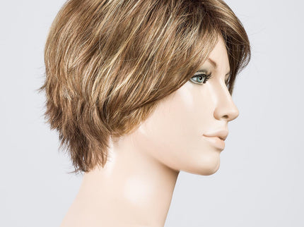 Peluca Sky de Ellen Wille, color Tobacco Rooted, vista lateral en maniquí