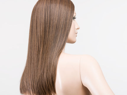 Peluca Sleek Mono Part de Ellen Wille, color Chocolate Rooted, vista lateral en maniquí