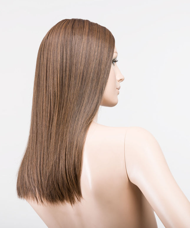 Peluca Sleek Mono Part de Ellen Wille, color Chocolate Rooted, vista lateral en maniquí