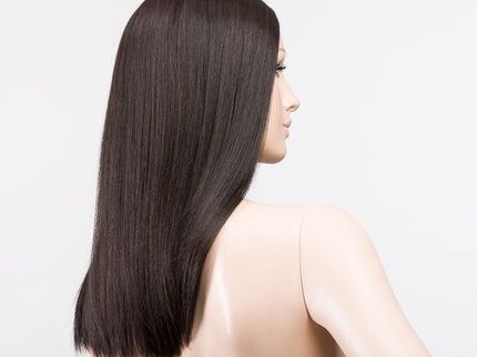 Peluca Sleek Mono Part de Ellen Wille, color Espresso Mix, vista lateral en maniquí