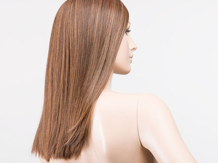 Peluca Sleek Mono Part de Ellen Wille, color Hazelnut Rooted, vista lateral en maniquí