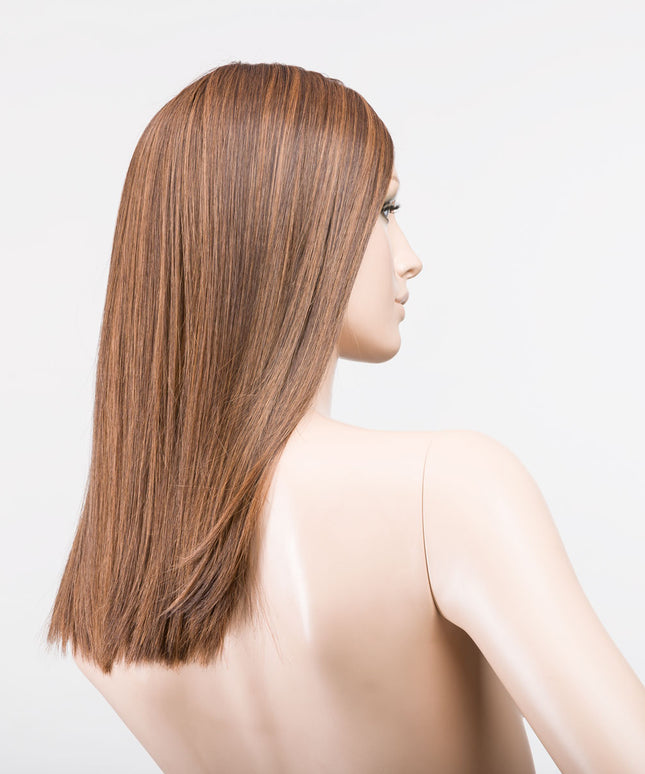 Peluca Sleek Mono Part de Ellen Wille, color Hazelnut Rooted, vista lateral en maniquí