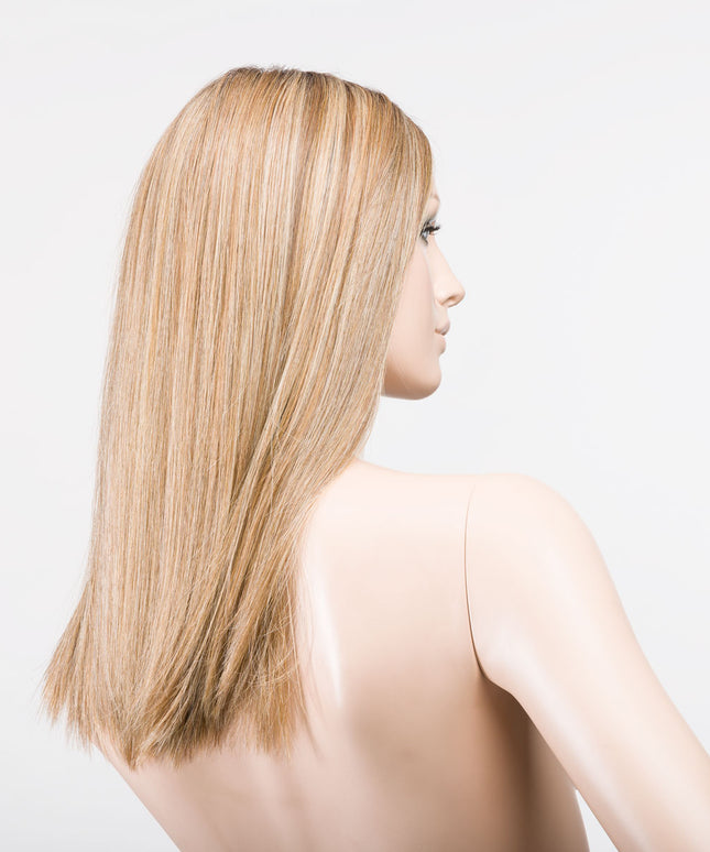 Peluca Sleek Mono Part de Ellen Wille, color Lightbernstein Rooted, vista lateral en maniquí