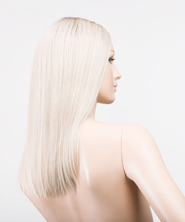 Peluca Sleek Mono Part de Ellen Wille, color Lightchampagne Rooted, vista lateral en maniquí
