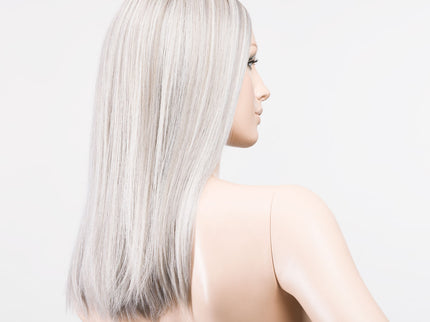 Peluca Sleek Mono Part de Ellen Wille, color Metallicblonde Rooted, vista lateral en maniquí