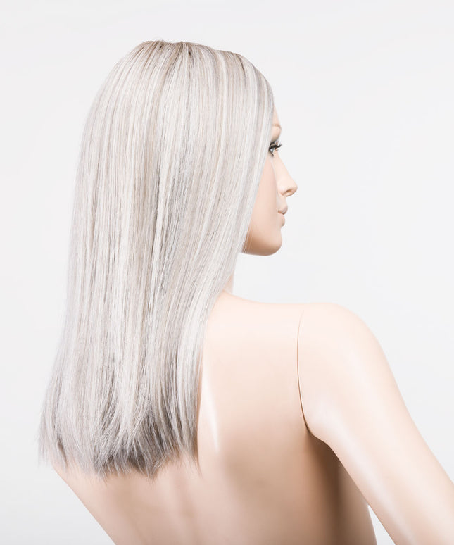 Peluca Sleek Mono Part de Ellen Wille, color Metallicblonde Rooted, vista lateral en maniquí