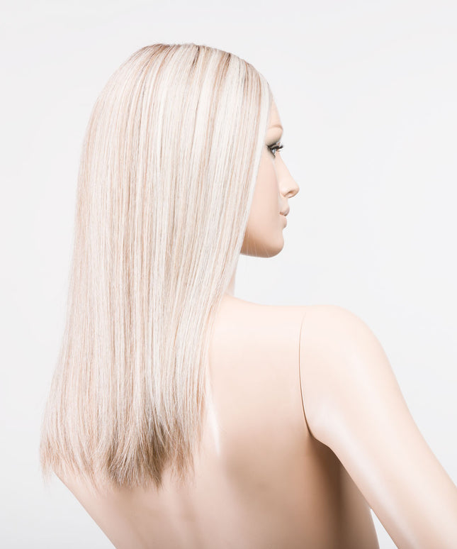 Peluca Sleek Mono Part de Ellen Wille, color Pearlblonde Rooted, vista lateral en maniquí