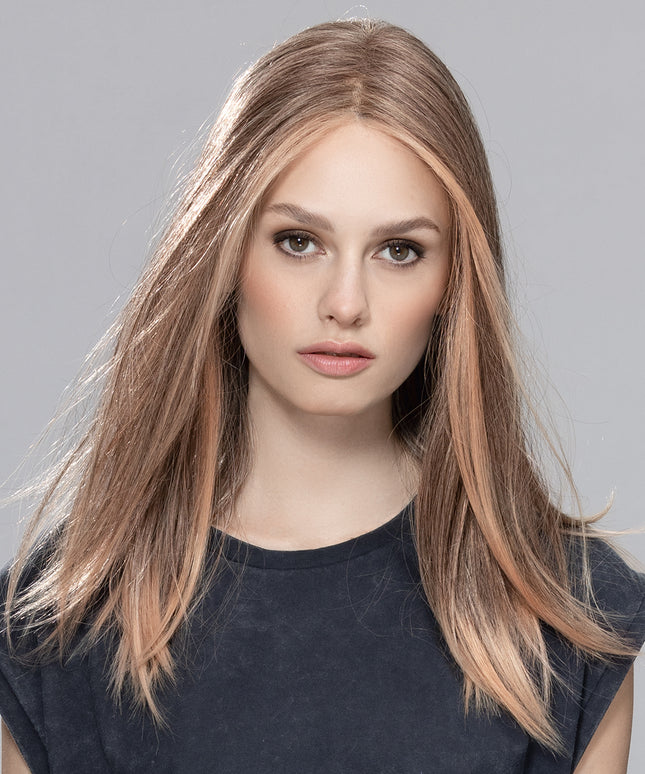 Peluca Sleek Mono Part de Ellen Wille, color Powderblonde Tipped, fotografía en persona, vista 2
