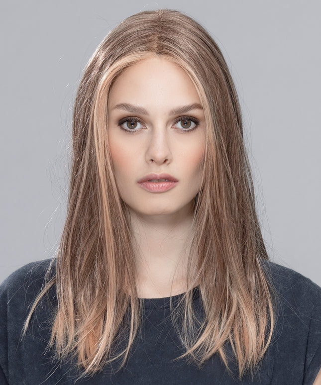 Peluca Sleek Mono Part de Ellen Wille, color Powderblonde Tipped, fotografía en persona, vista 3