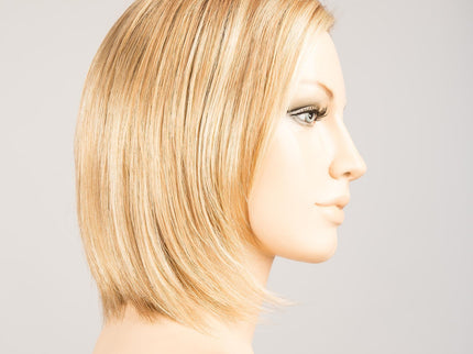 Peluca Smoke Mono Part de Ellen Wille, color Caramel Rooted, vista lateral en maniquí