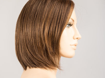 Peluca Smoke Mono Part de Ellen Wille, color Chocolate Mix, vista lateral en maniquí