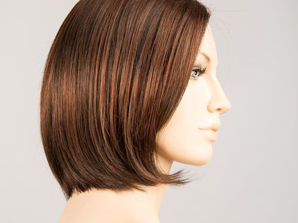 Peluca Smoke Mono Part de Ellen Wille, color Darkauburn Mix, vista lateral en maniquí