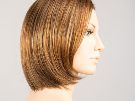 Peluca Smoke Mono Part de Ellen Wille, color Hazelnut Mix, vista lateral en maniquí