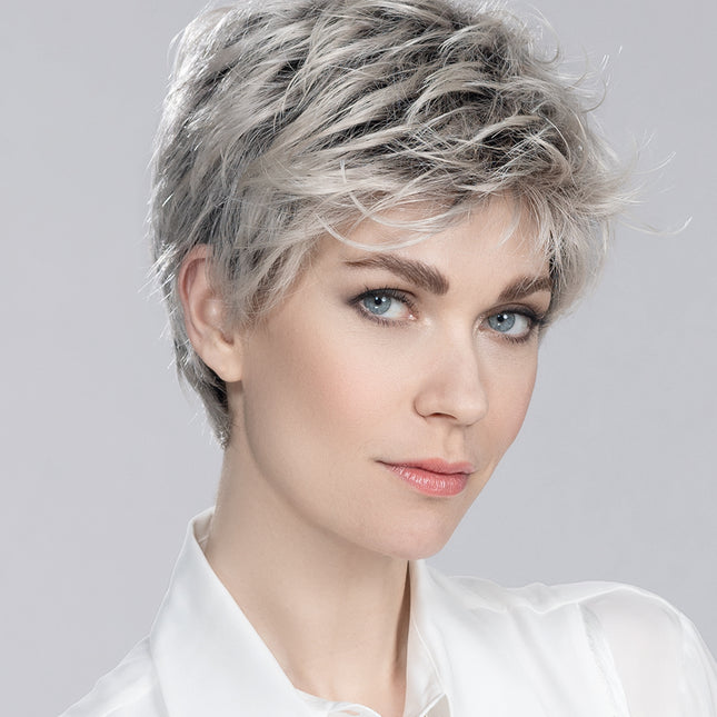Peluca Spring Hi de Ellen Wille, color Platinblonde Rooted, fotografía en persona, vista 1