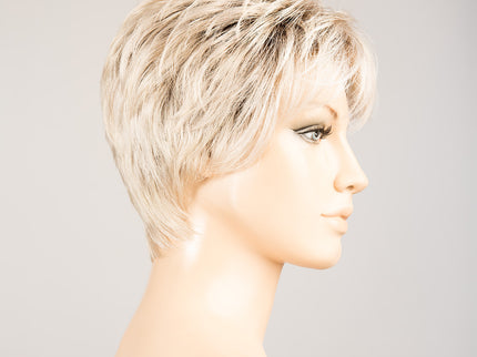 Peluca Spring Hi de Ellen Wille, color Platinblonde Rooted, vista lateral en maniquí