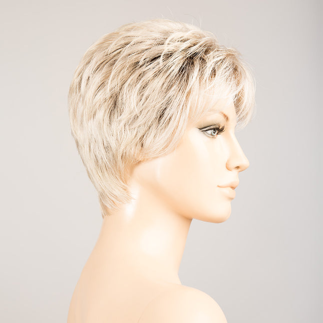 Peluca Spring Hi de Ellen Wille, color Platinblonde Rooted, vista lateral en maniquí