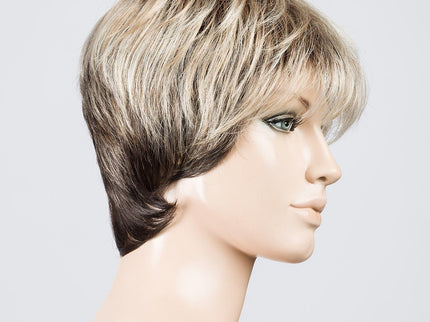 Peluca Stop Hi Tec de Ellen Wille, color Bisquit Blonde Rooted, vista lateral en maniquí