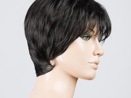 Peluca Stop Hi Tec de Ellen Wille, color Black, vista lateral en maniquí