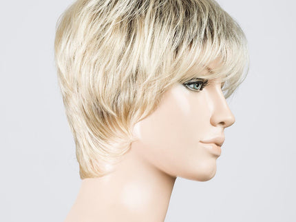 Peluca Stop Hi Tec de Ellen Wille, color Champagne Rooted, vista lateral en maniquí