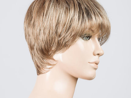 Peluca Stop Hi Tec de Ellen Wille, color Darksand Rooted, vista lateral en maniquí