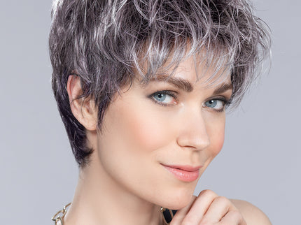 Peluca Stop Hi Tec de Ellen Wille, color Metallic Purple Rooted, fotografía en persona, vista 1