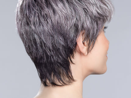 Peluca Stop Hi Tec de Ellen Wille, color Metallic Purple Rooted, fotografía en persona, vista 4