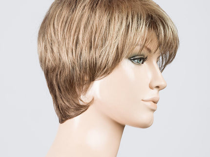 Peluca Stop Hi Tec de Ellen Wille, color Sand Mix, vista lateral en maniquí