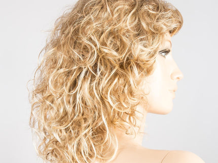 Peluca Storyville de Ellen Wille, color Sandyblonde Rooted, vista lateral en maniquí