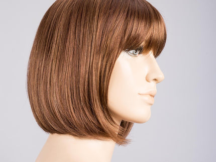 Peluca Sue Mono Part de Ellen Wille, color Auburn Mix, vista lateral en maniquí