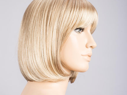 Peluca Sue Mono Part de Ellen Wille, color Champagne Mix, vista lateral en maniquí