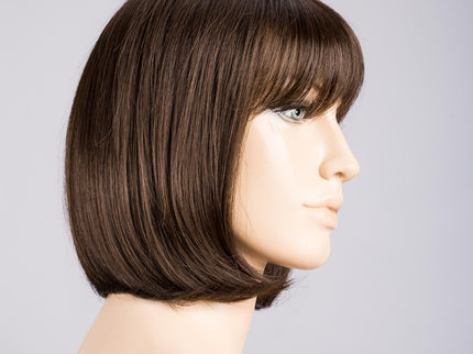Peluca Sue Mono Part de Ellen Wille, color Darkchocolate Mix, vista lateral en maniquí