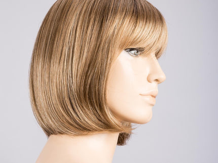 Peluca Sue Mono Part de Ellen Wille, color Darksand Rooted, vista lateral en maniquí