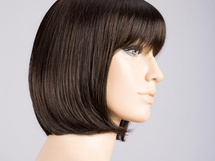 Peluca Sue Mono Part de Ellen Wille, color Espresso Mix, vista lateral en maniquí