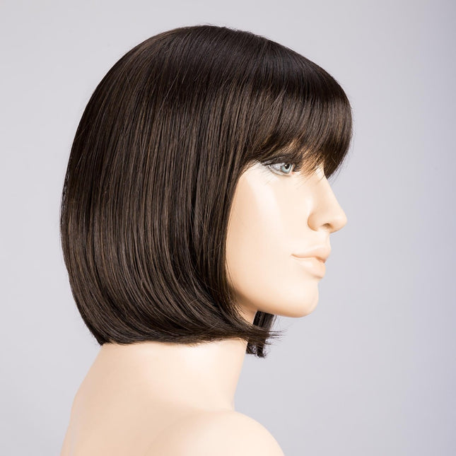 Peluca Sue Mono Part de Ellen Wille, color Espresso Mix, vista lateral en maniquí