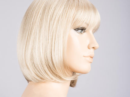Peluca Sue Mono Part de Ellen Wille, color Lightchampagne Mix, vista lateral en maniquí