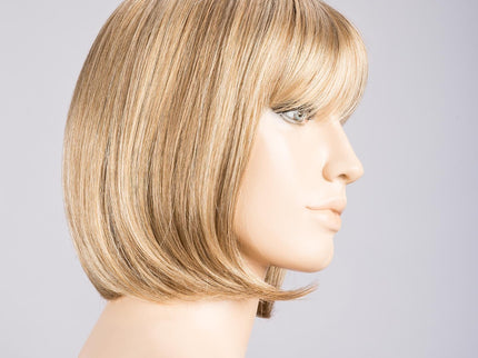 Peluca Sue Mono Part de Ellen Wille, color Sand Mix, vista lateral en maniquí