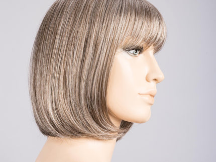 Peluca Sue Mono Part de Ellen Wille, color Smoke Mix, vista lateral en maniquí