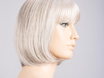 Peluca Sue Mono Part de Ellen Wille, color Snow Mix, vista lateral en maniquí