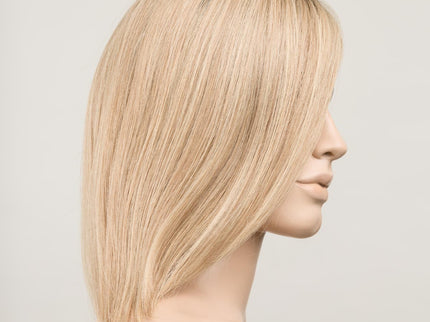 Peluca Supreme Plus Deluxe de Ellen Wille, color Sandyblonde Rooted, vista lateral en maniquí